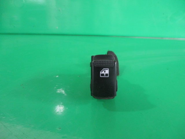 BUTON USA GEAM DREAPTA SPATE KIA SORENTO 1 FAB. 2002 – 2009 ⭐⭐⭐⭐⭐