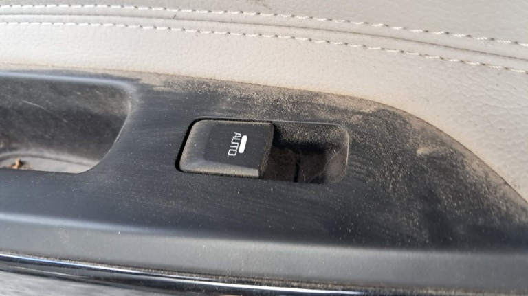 Buton usa stanga spate Kia Cee'd 1.6 CRDI combi cod motor D4FB 128 cp / 94KW an 2014 cod 93580-A2000