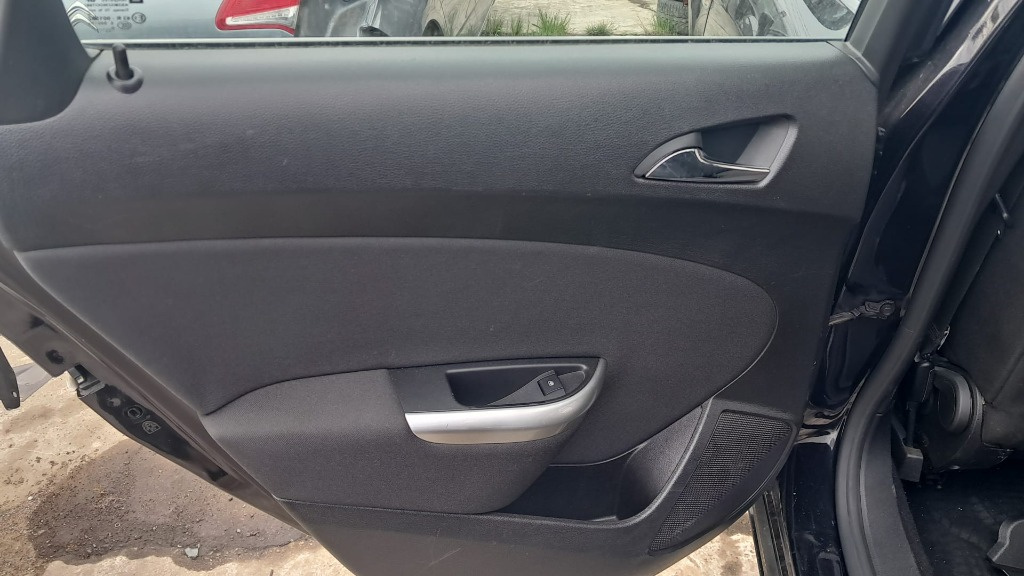 Buton usa stanga spate Opel Astra J combi an 2011