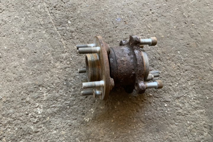 Butuc roata spate dreapta Butuc roata cu senzor abs Ford Mondeo MK4 [2007 - 2010] Liftback 2.2 TDCi DPF MT (175 hp) MK4 (BA7)