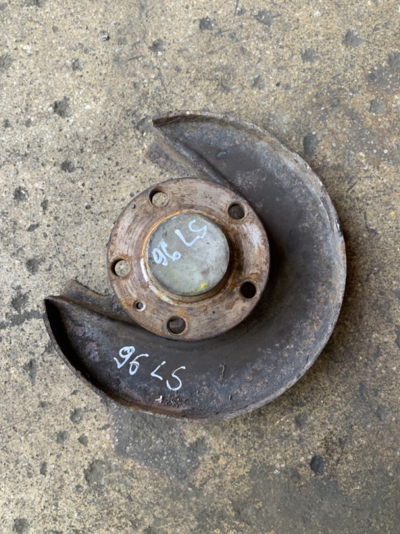 Butuc roata stanga spate Volkswagen VW Bora [1998 - 2005] Sedan 1.9 TDI MT (150 hp) (1J2)