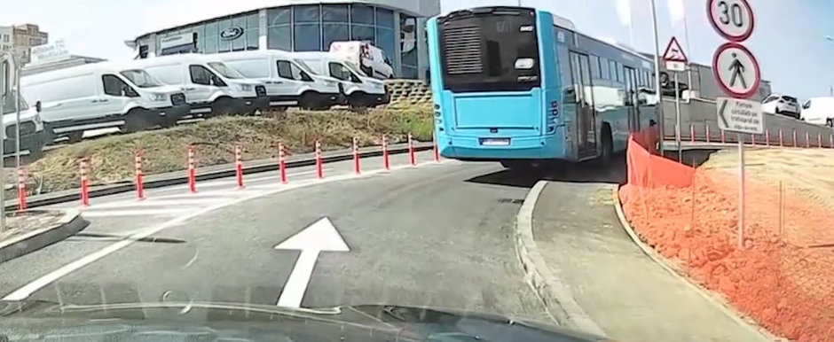 Ca la noi la nimeni. Abia inaugurat, Pasajul Ciurel este prea ingust pentru autobuze asa ca soferii improvizeaza