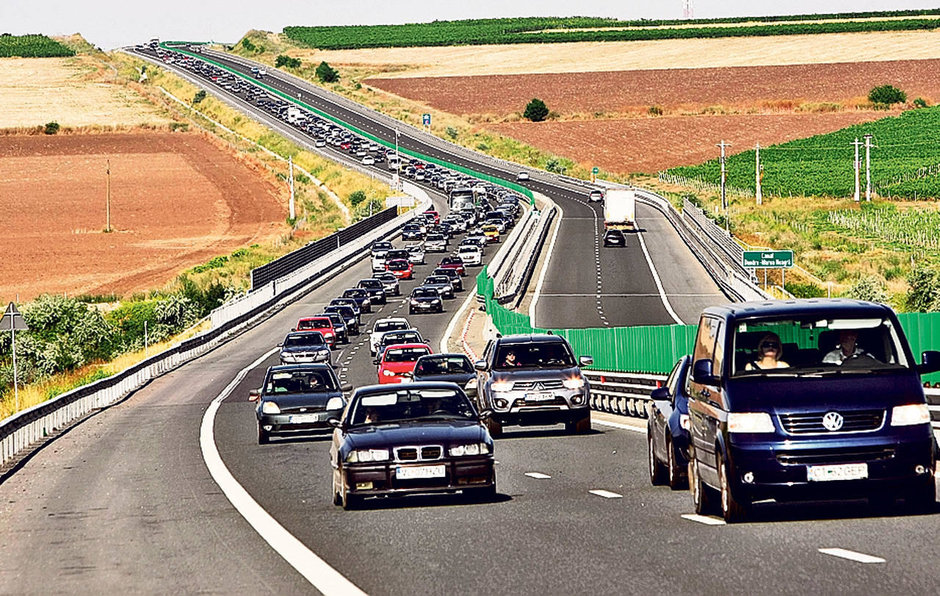 Ca la noi, la nimeni: in plin sezon, Autostrada A2 va fi restrictionata la o banda pe sens