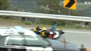 Cade cu motocicleta fix in fata politistilor