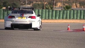 Cadoul perfect: Chris Harris testeaza modelul BMW M3 DTM!