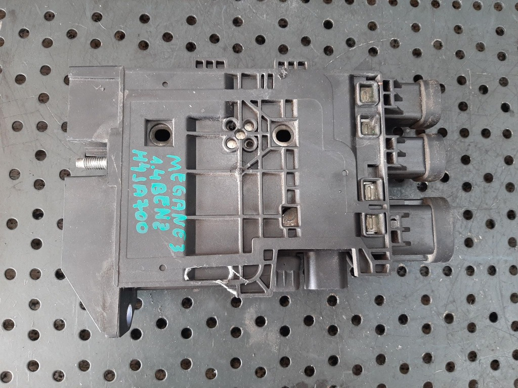 Calculator borna baterie renault megane 3 1.4 b tce h4ja700 dupa 2008 243800010r