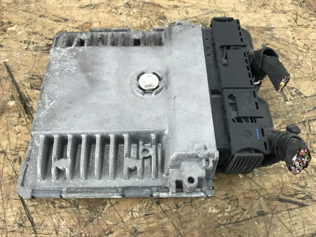 Calculator motor ECU Skoda Fabia 1.2TSI hatchback 2011 (03F906070AM)