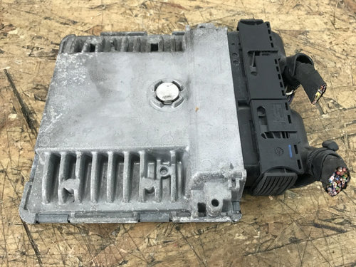 Calculator motor ECU Skoda Fabia 1.2TSI hatchback 2011 (03F906070AM)