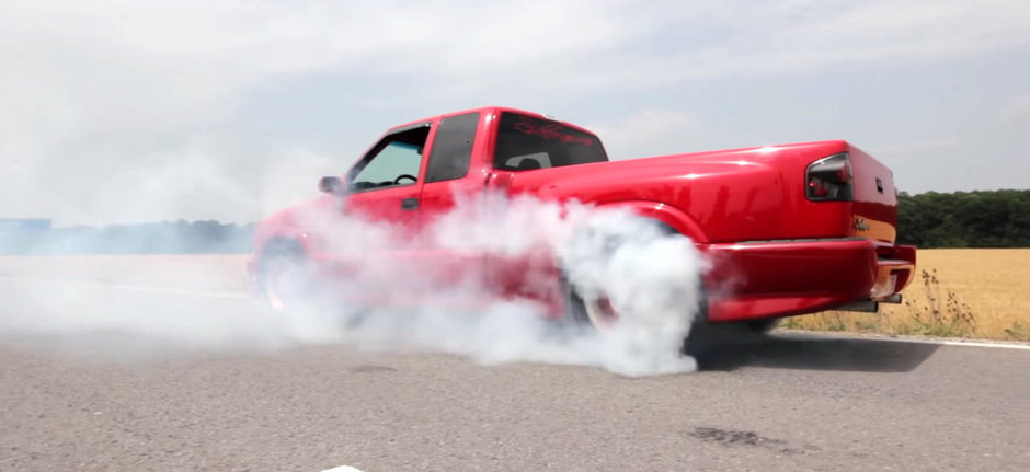 Camioneta asta din Romania cu tractiune spate si motor V6 modificat te imbie sa faci burnout Camioneta asta din Romania cu tractiune spate si motor V6 modificat te imbie sa faci burnout