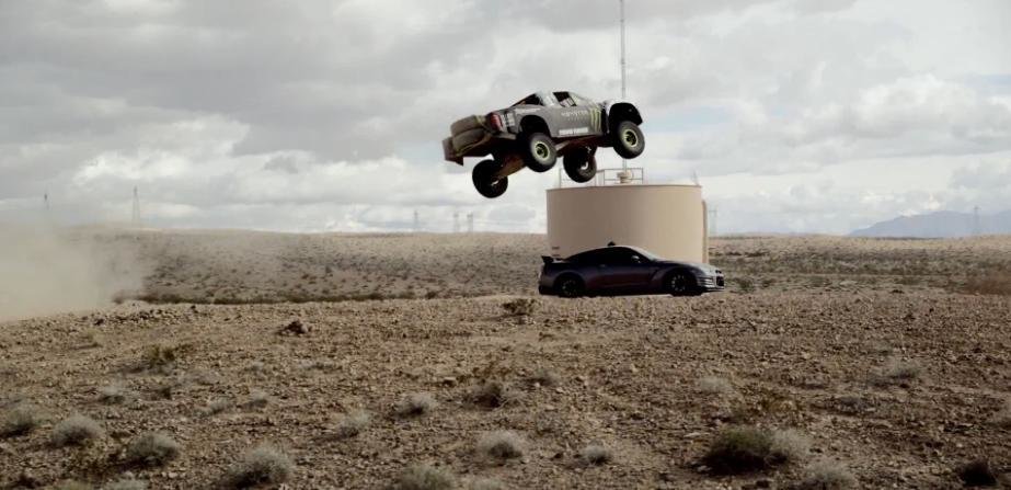 Camioneta Monster Baja 1000 sare peste un Nissan GT-R Camioneta Monster Baja 1000 sare peste un Nissan GT-R