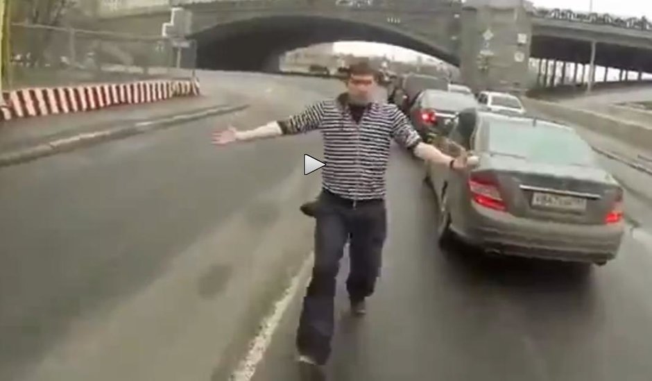 Campanie impotriva soferilor nesimtiti din Rusia: motocilistul cu polizor Campanie impotriva soferilor nesimtiti din Rusia: motocilistul cu polizor