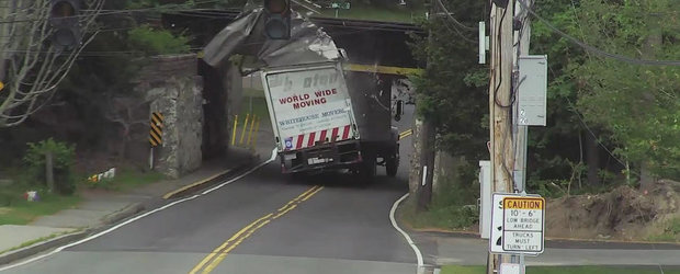 Cand conduci un camion si nu iei in calcul semnul care anunta un pod scund...