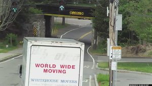 Cand conduci un camion si nu iei in calcul semnul care anunta un pod scund...