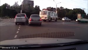 Cand doi soferi rusi se cearta, intreaga intersectie se blocheaza