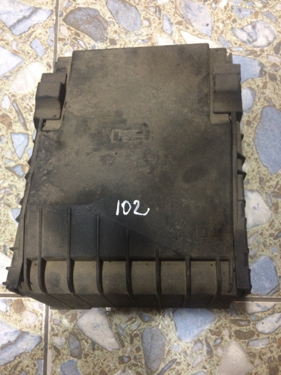 Capac cutie sigurante Volkswagen VW Passat B6 [2005 - 2010] wagon 5-usi 2.0 TDI MT (140 hp) (3C5)