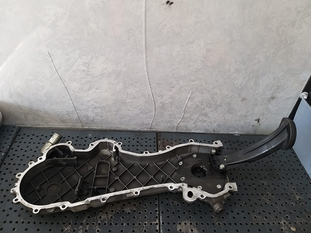 Capac distributie cu pompa ulei 1.3 d fiat doblo 55185375 37005400