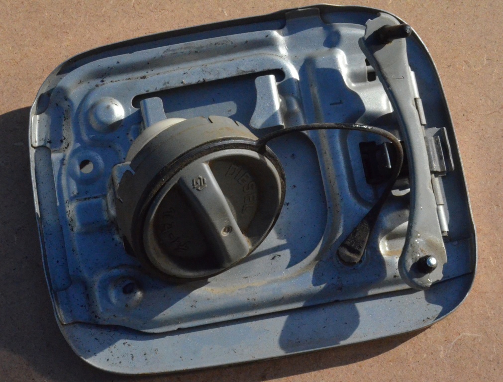 Capac metalic rezervor buson Avensis T25 2003 - 2008