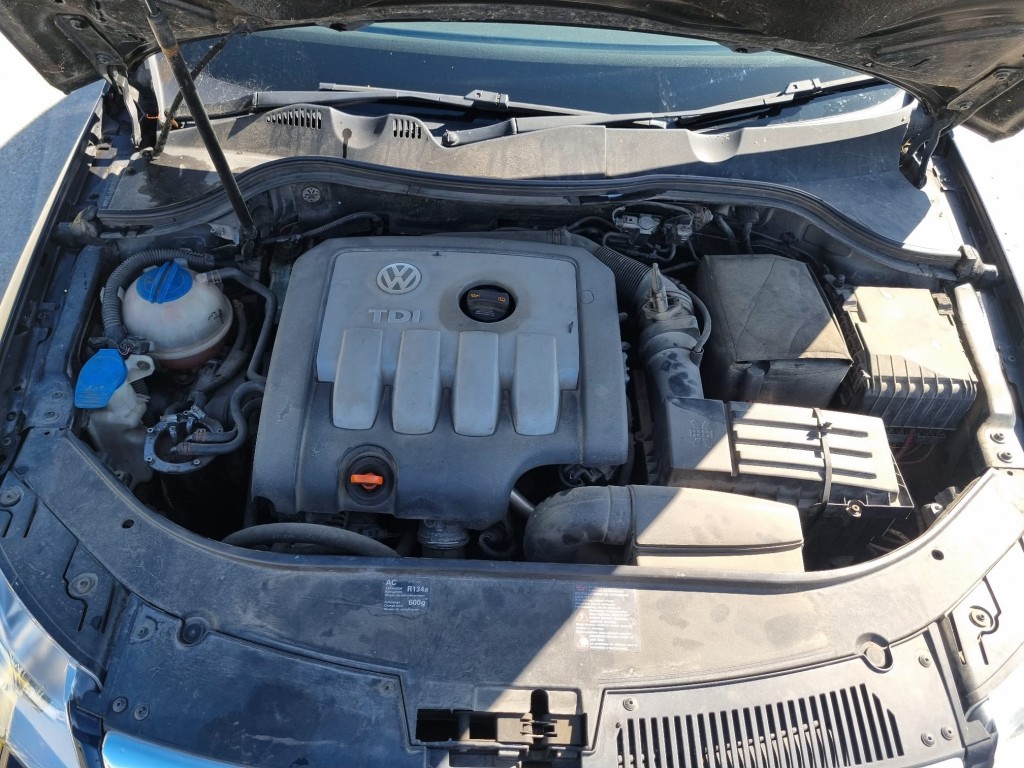 Capac motor 03G103925BP VW Passat B6 2.0 TDI 140 cai BKP cutie manuala 6 trepte KDN cod culoare LC9X