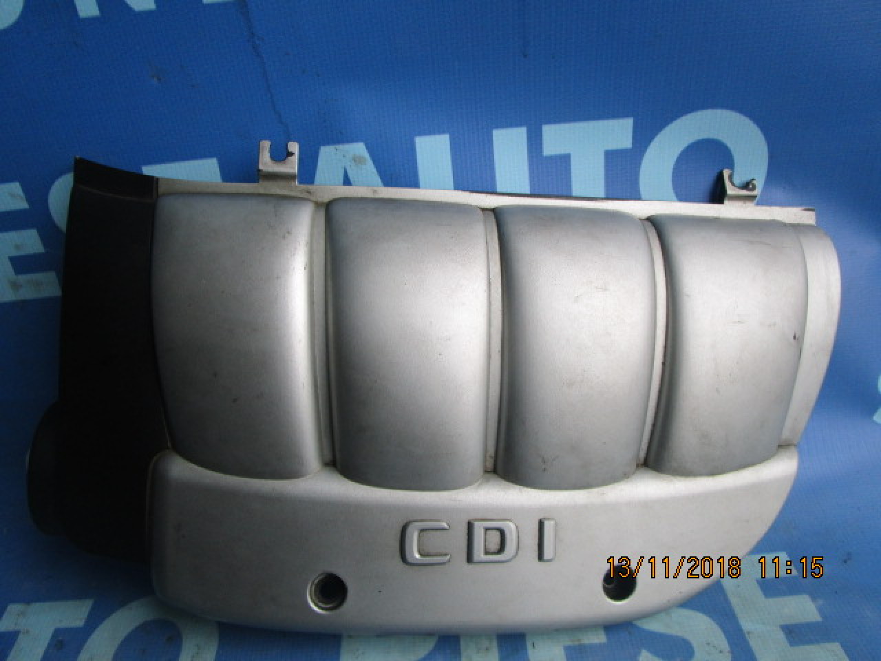 Capac motor Mercedes C200 W203; A6110101167 (o ureche rupta)