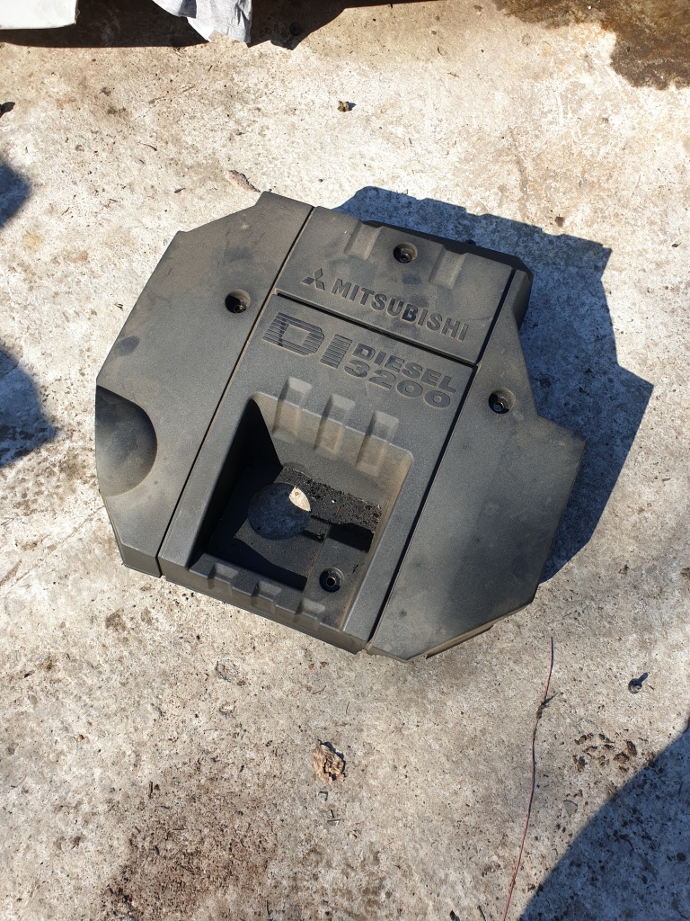 Capac motor Mitshubishi Pajero 3,2DID