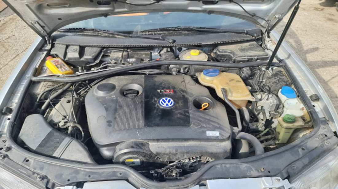 Capac motor protectie Volkswagen Passat B5 2000 combi/break 1.9 tdi