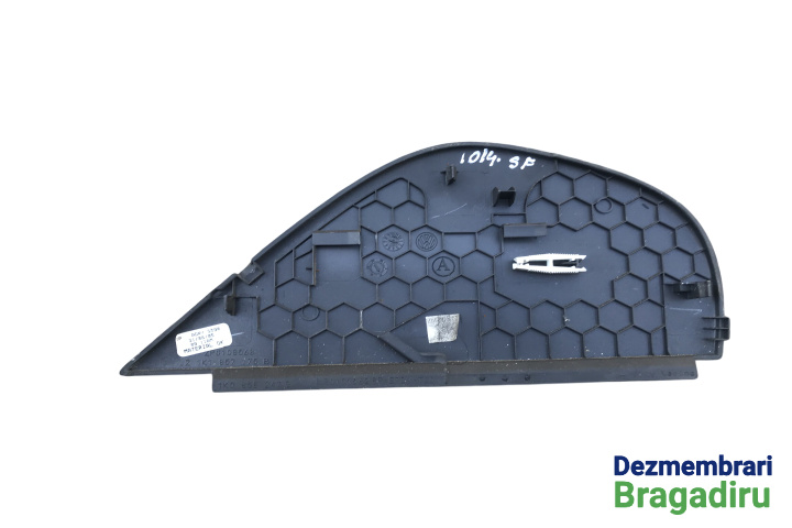 Capac / Ornament lateral bord stanga Cod: 1K1857175B 1K1857175B Volkswagen VW Jetta 5 [2005 - 2011] Sedan 4-usi 1.9 TDI MT (105 hp) Cod motor: BKC, Cod cutie: GQQ, Cod culoare: LA7W