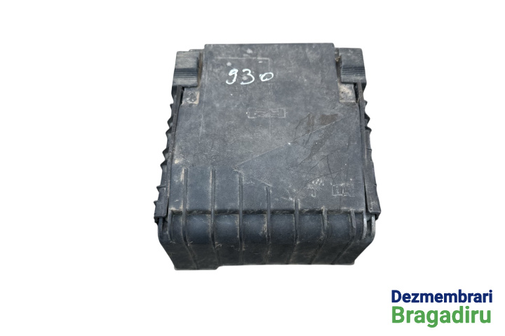 Capac panou sigurante motor Cod: 1K0937132F, 1K0937132G 1K0937132F Skoda Octavia 2 [facelift] [2008 - 2013] Liftback 5-usi 1.6 MPI MT (102 hp) Cod motor: BSE, Cod cutie: LVN, Cod culoare: LF9R-1Z1Z