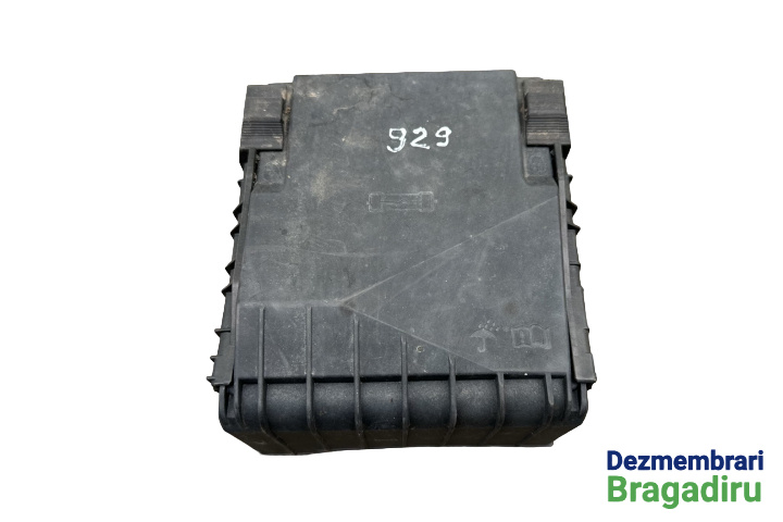 Capac panou sigurante si relee motor Volkswagen VW Passat B6 [2005 - 2010] Sedan 4-usi 2.0 TDI MT (140 hp) Cod motor: CBAB Cod cutie: KNS Cod culoare: LC9X