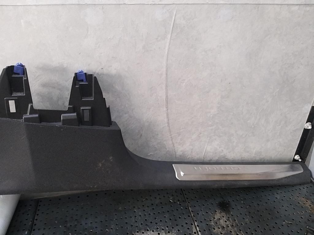 Capac prag stanga fata citroen c5 aircross 9816831677 9816831677