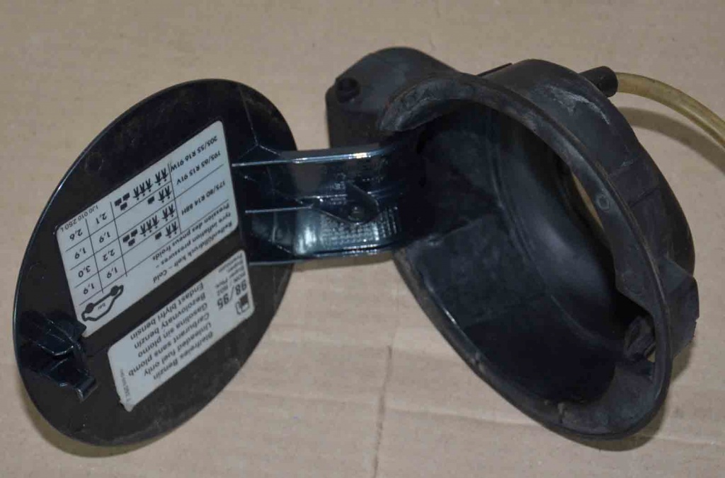 CAPAC REZERVOR VW GOLF 4 BERLINA 5 USI ALBASTRU BENZINA
