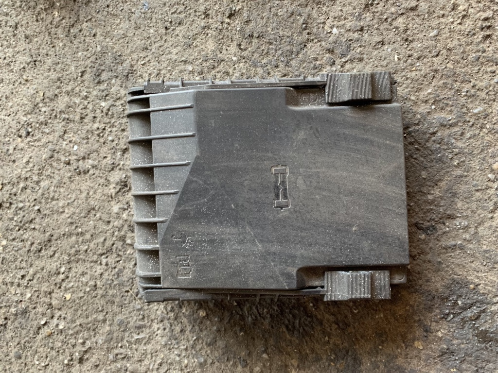Capac tablou sigurante Volkswagen Jetta 5 [2005 - 2011] Sedan 4-usi 2.0 TDI MT (140 hp) (1K2)