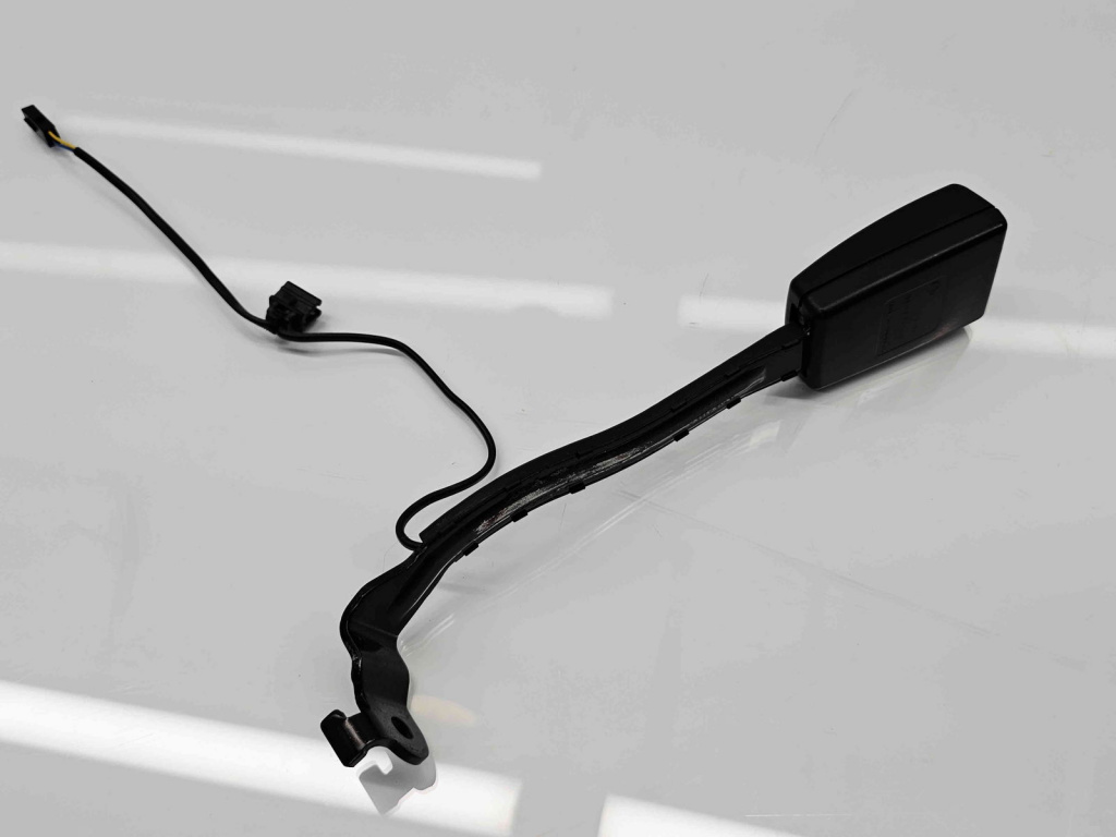 Capsa centura dreapta fata Volkswagen Golf 6 (5K1) [Fabr 2009-2013] 1K4857756T