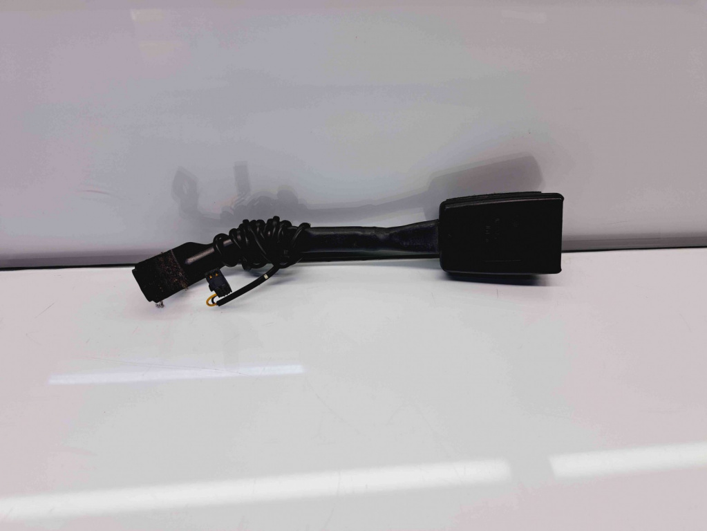 Capsa centura dreapta fata Volkswagen Passat B7 (362) [Fabr 2010-2014] 1K8857756C