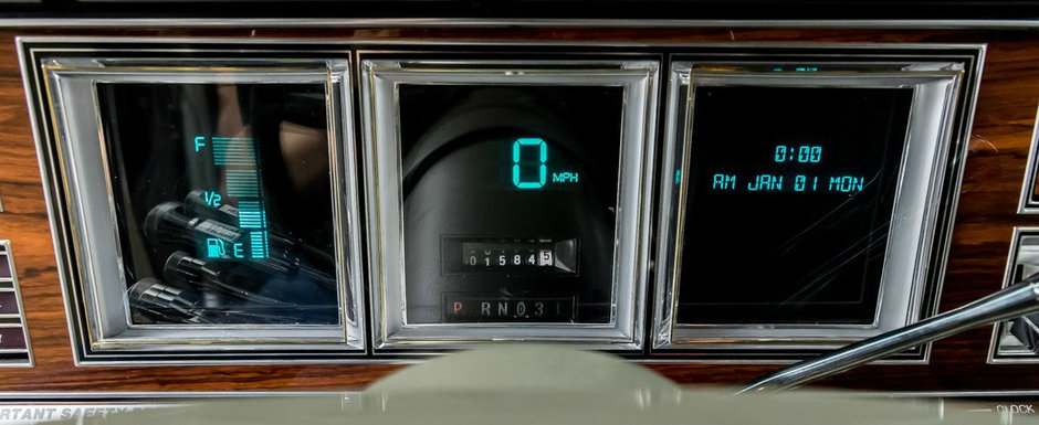 Capsula timpului. Masina din 1980 cu "fotolii" si ceasuri digitale se vinde cu numai 2500 de km la bord