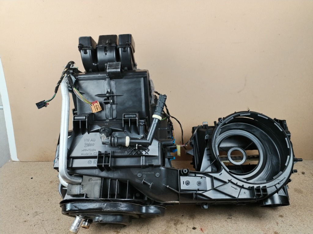 Carcasa aeroterma bord Skoda Octavia 3 VRS 2.0TDI 5Q1820005AE