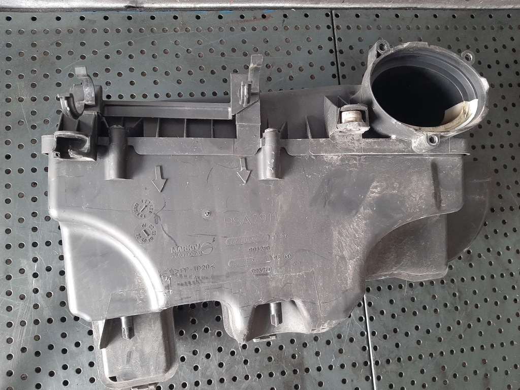 Carcasa filtru aer 1.4 hdi 8hy 90 cp citroen c3 9647066880