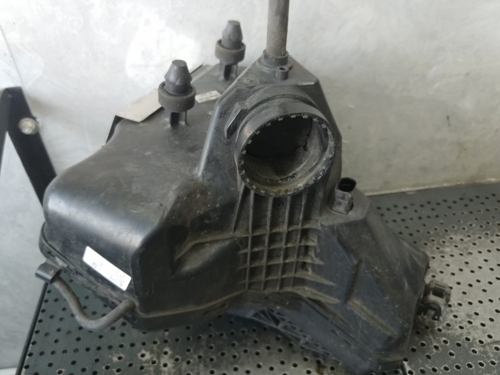 Carcasa filtru aer 2.0 tdi audi a4 b8 8k 8k0133835ad