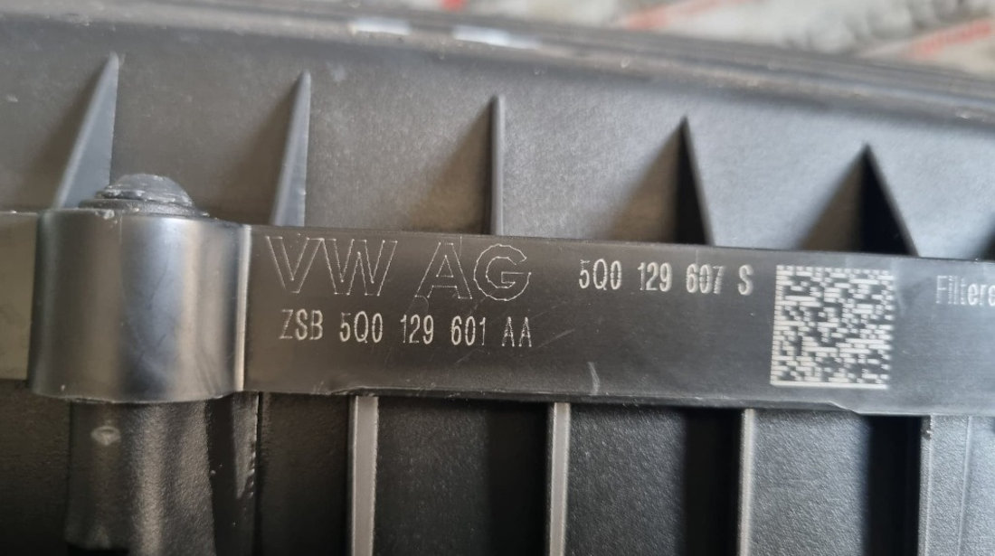 Carcasa filtru aer completa VW Golf VII 2.0 TDI 110cp cod piesa : 5Q0129607S