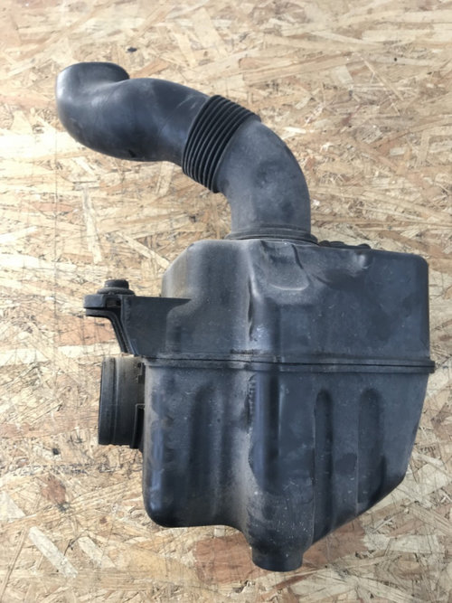 Carcasa filtru aer Passat B6 2.0 FSI 110KW Combi sedan 2006 (1K0129622D)