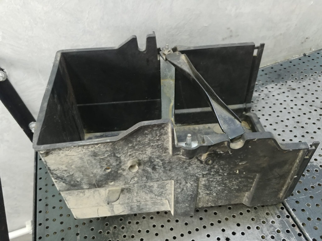 Carcasa suport baterie 1.0b m1dd ford focus 3 am5110718aa