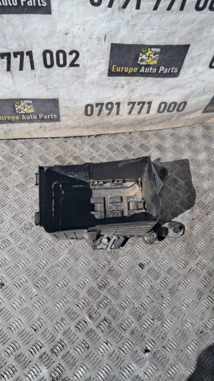 Carcasa + suport baterie 2.0 TDI VW Touran an 2004 cod 1K0915333