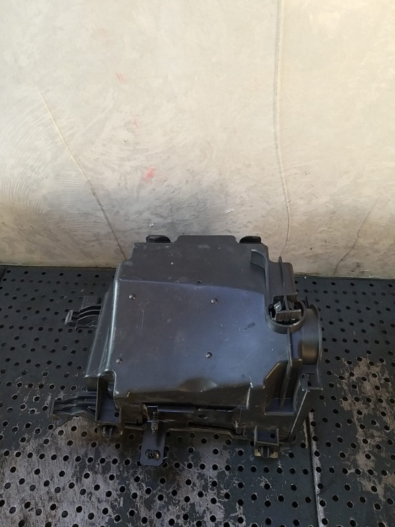 Carcasa suport cutie sigurante 1.5 hdi citroen c5 aircross 9678633380