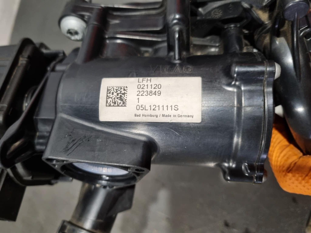 Carcasa termostat 05L121111S / 05L907593A VW Passat B8 Variant 2.0 TDI DTUA 200 cai