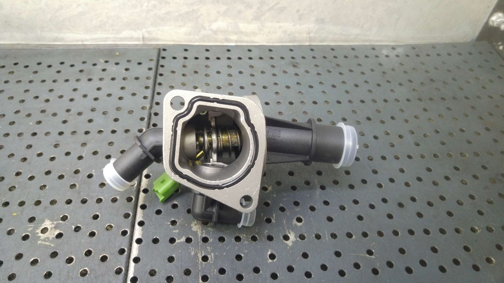 Carcasa termostat 1.3 mjt fiat idea 9s518575bb 10636be8