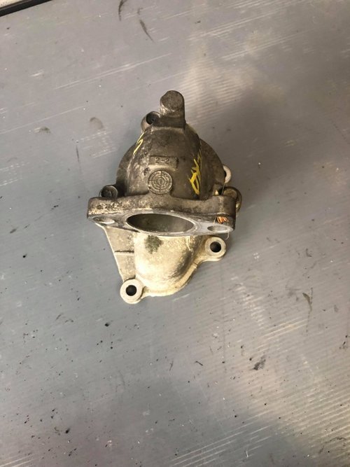 Carcasa termostat 2.2 dci yd22 yd22ddt yd22ddti nissan almera 2 primera p12 2003-2006