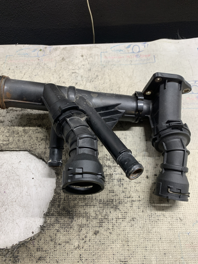 Carcasa termostat Skoda Octavia 3 1.6 Motorina 2014, 04L121071E / 04L121111A