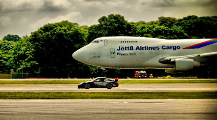 Care este mai rapid: Porsche 911 GT3 vs. Boeing 747 Care este mai rapid: Porsche 911 GT3 vs. Boeing 747