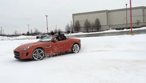 Care ger? Distractie pe zapada, in plina iarna, cu Jaguar-ul decapotat!
