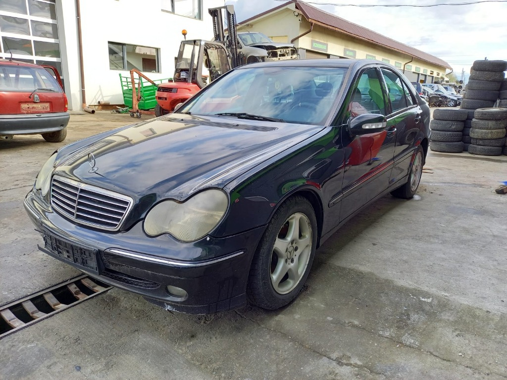 Carenaj aparatori noroi fata Mercedes C-