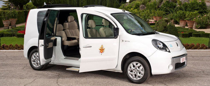 Carl Ghosn i-a daruit Papei Benedict al XVI-lea o masina electrica Kangoo ZE